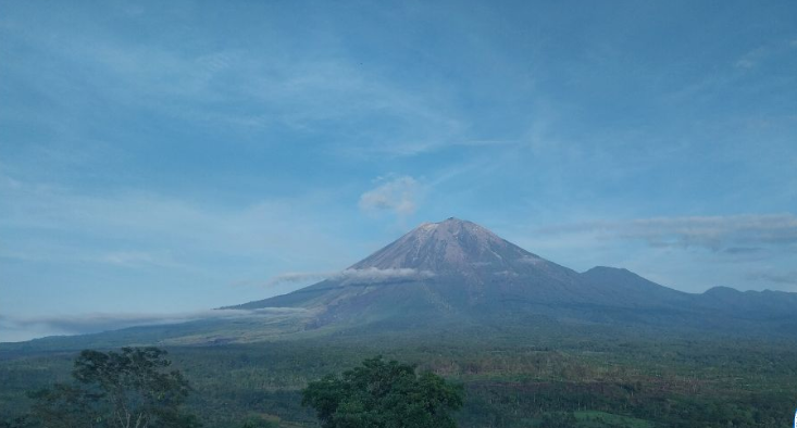 Aktivitas Gunung Semeru terpantau mengalami peningkatan sejak 23 Desember 2023. Pengamatan sepanjang pagi hingga pukul 06.00, Rabu 27 Desember 2023, pagi ini. (Foto: Magma ESDM)