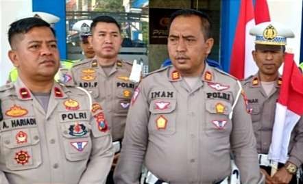 Kasatlantas Polres Bondowoso, AKP Zainul Imam Syafi'i menyatakan penutupan jalur lalu lintas menuju kawasan kota pada malam pergantian tahun baru, 31 Desember 2023.(Foto: Guido/Ngopibareng.id)