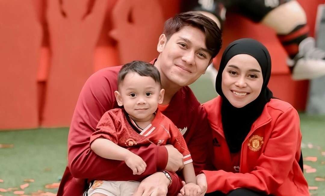 Keluarga Lesti Kejora dan Rizky Billar saat merayakan ulang tahun ke-2 anak, Muhammad Levian Al Fatih. (Foto: Instagram @lestikejora)