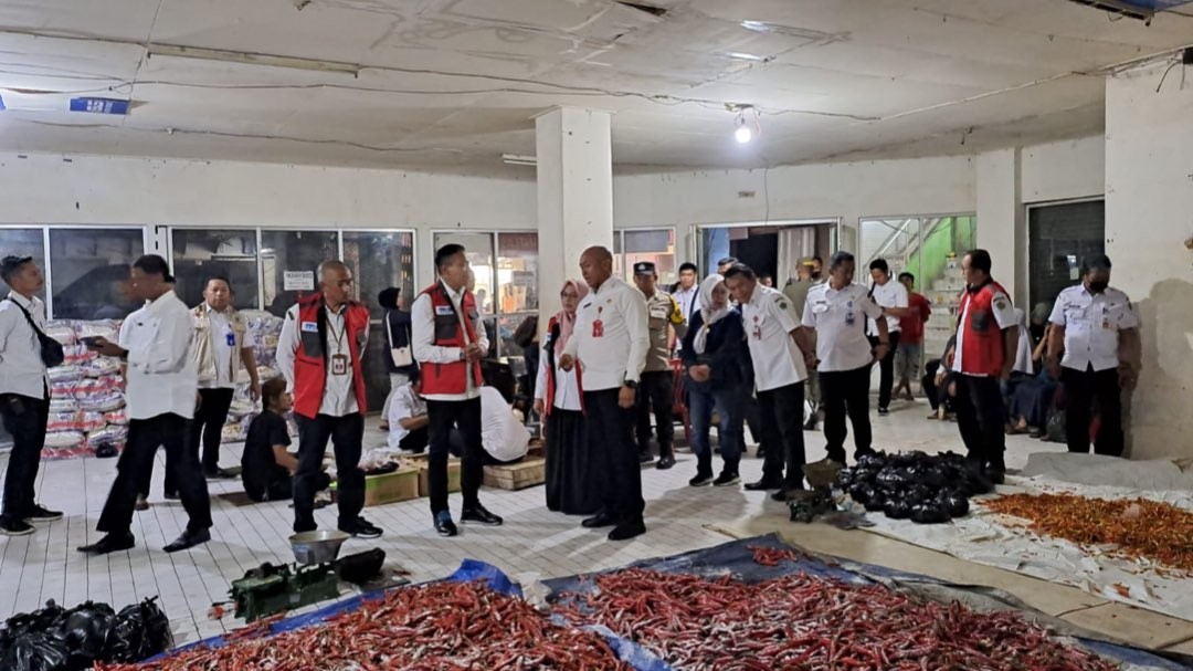 Warung Tekan Inflasi di Pasar Besar, Kota Malang. (Foto: Lalu Theo/Ngopibareng.id)