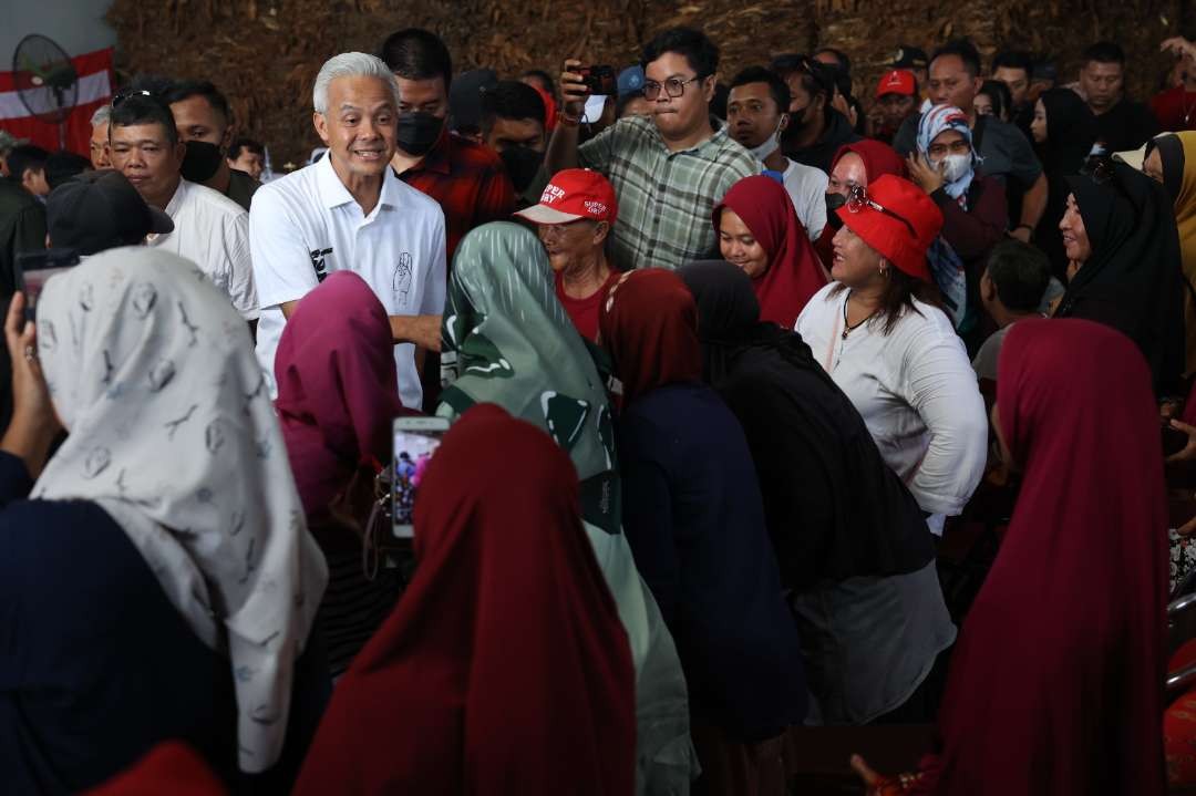 Para petani tembakau di Kabupaten Klaten senang bisa bertemu dengan Ganjar Pranowo di Gudang Tembakau Empatlima Desa Mireng, Kecamatan Trucuk, Klaten. (Foto: Istimewa)