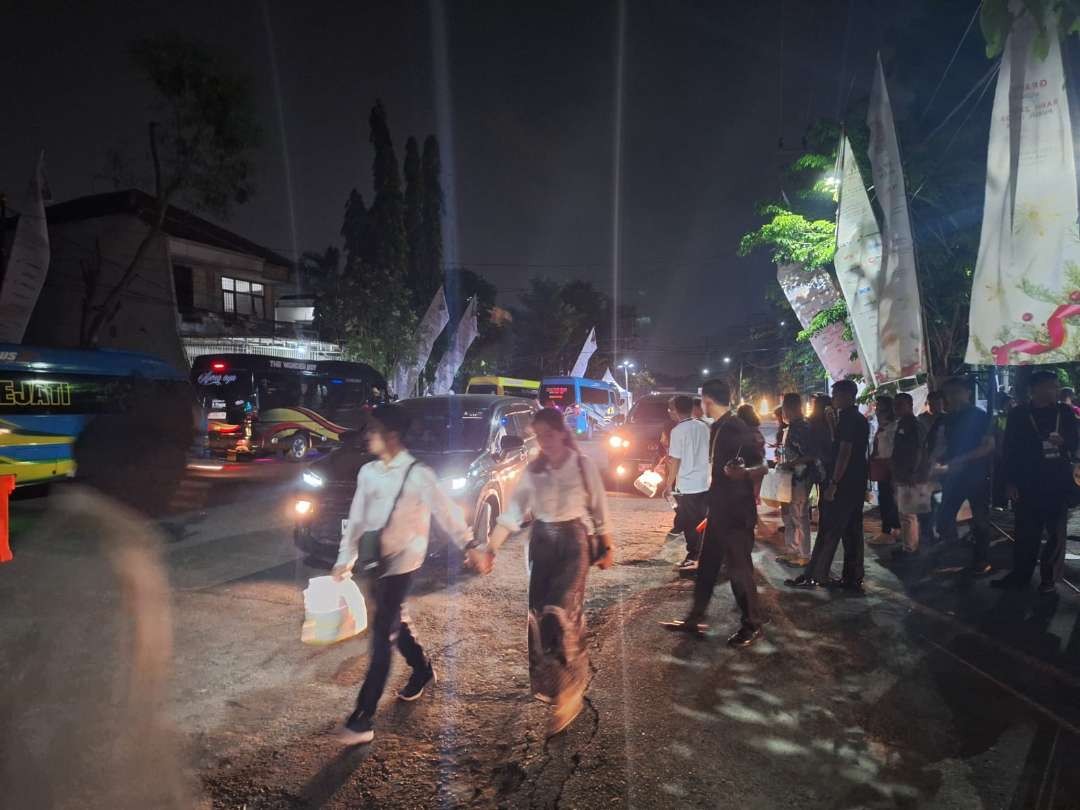 Suasana terkini di sekitar Gereja Bethany Nginden pada pukul 20.38 WIB. (Foto: Julianus Palermo/Ngopibareng.id)