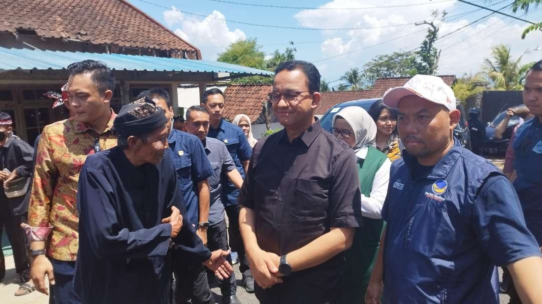 Capres nomor urut 1, Anies Baswedan disambut Budayawan suku Osing, Usik. (Foto: Muh Hujaini/Ngopibareng.id)