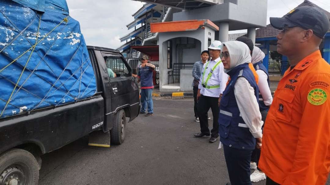 Deputi Pencarian, Pertolongan, dan Kesiapsiagaan Badan Nasional Pencarian dan Pertolongan (Basarnas), Laksamana Muda TNI Ribut Eko Suyatno bersama Dirut ASDP Ira Puspadewi dan General Manager ASDP Ketapang Syamsudin melihat proses muat kendaraan di dermaga pelabuhan Ketapang. (Foto: Muh Hujaini/Ngopibareng.id)