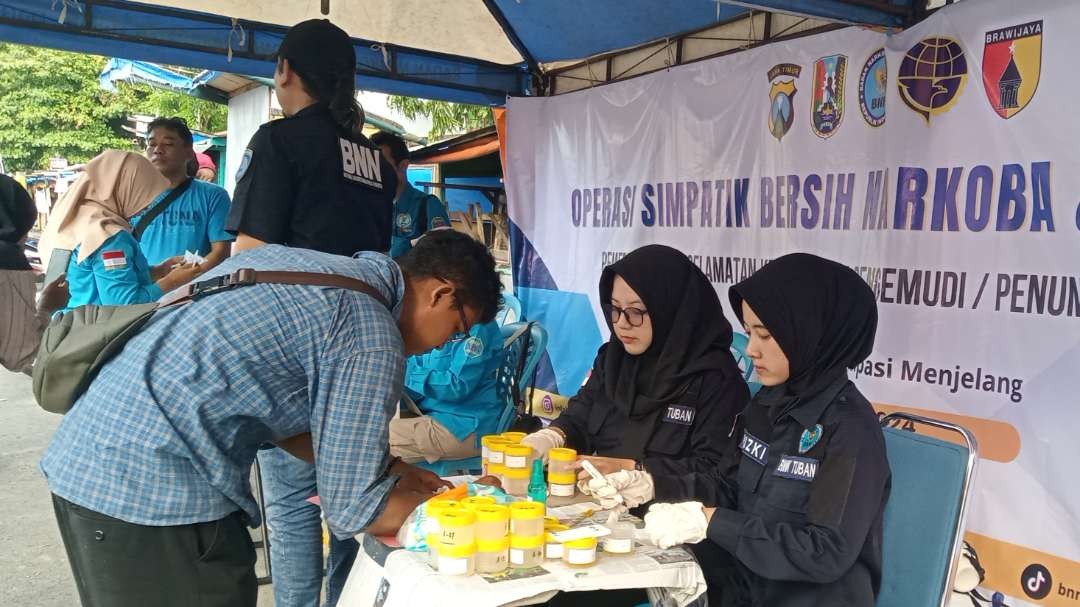 Badan Narkotika Nasional Kabupaten (BNNK) Tuban melakukan tes urine terhadap puluhan sopir bus atau sopir elf di posko wisata Pantai Boom. (Foto: Khoirul Huda/Ngopibareng.id)