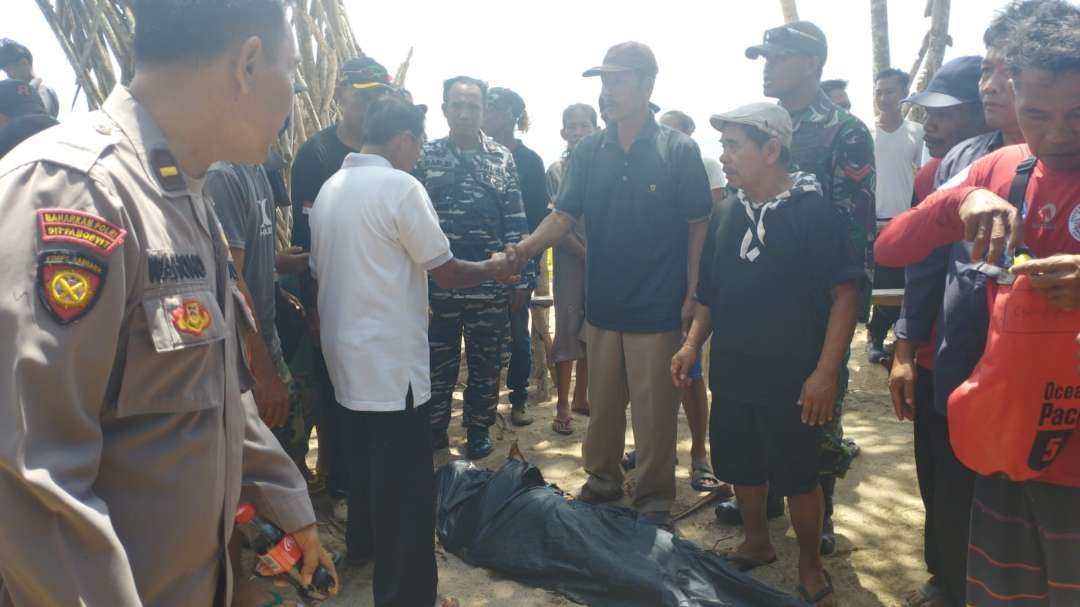 Tim gabungan mengevakuasi jenazah bocah yang tenggelam (Foto: Istimewa)