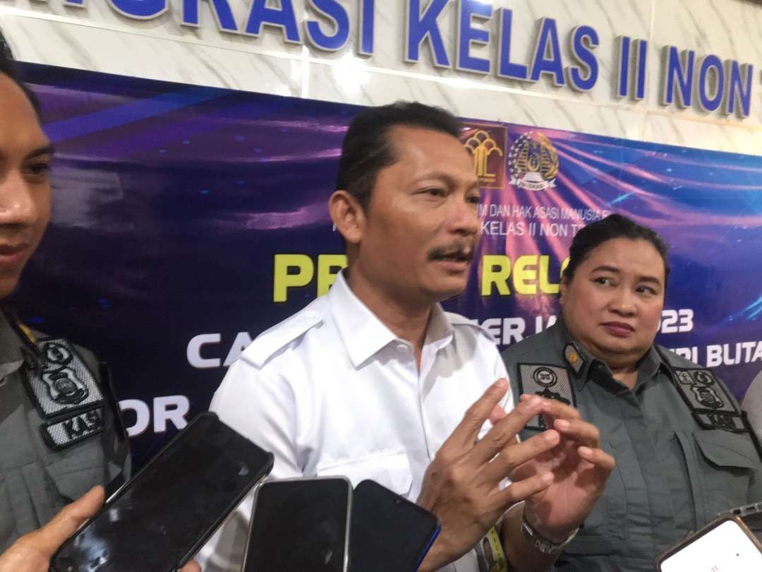 Herdaus selaku Kepala Divisi keimigrasian Provinsi Jawa Timur menjelaskan capaian kinerja Imigrasi Kelas II Non TPI Blitar. (Foto: Choirul Anam/Ngopibareng.id)