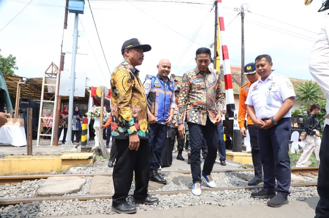 Peresmian palang pintu kereta api (KA) perlintasan sebidang di JPL 62, KM 44+515, Stasiun Singosari-Blimbing, Purwodadi, Blimbing, Kota Malang, Jawa Timur. (Foto: Humas Pemkot Malang)