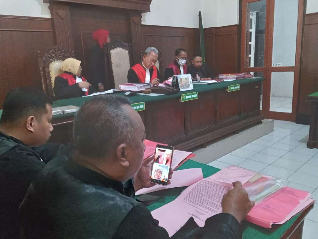 Suasana persidangan terdakwa Yesi Febrianti, mantan Kepala Admin PT. Dimarco Mitra Utama, pada Kamis 28 Desember 2023. (Foto: Julianus Palermo/Ngopibareng.id)