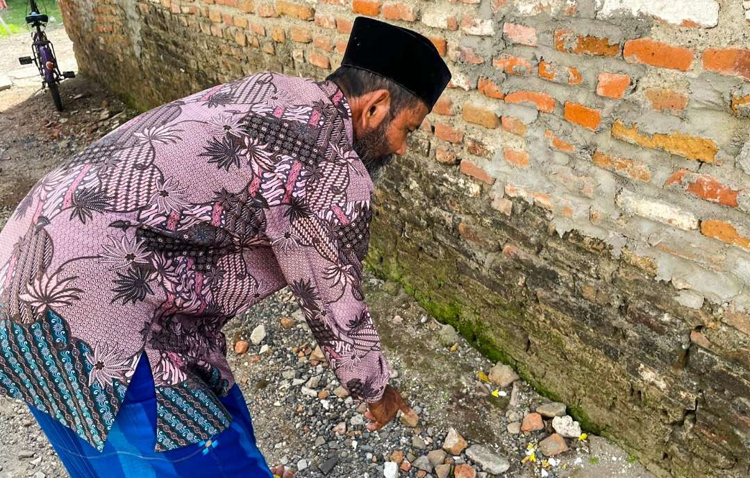 Warga Candi menunjukkan lokasi temuan bayi. (Foto: Aini Arifin/Ngopibareng.id)