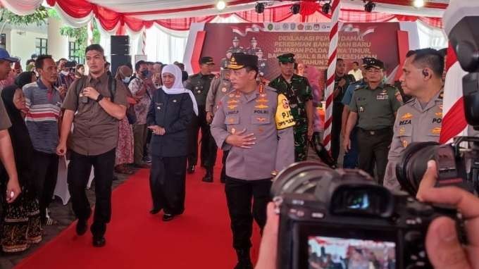 Kapolri Jenderal Listyo Sigit Prabowo, usai menghadiri Deklarasi Pemilu Damai di Mapolda Jatim, Surabaya, Kamis 28 Desember 2023, bicara soal kerusuhan prosesi pemakaman mantan Gubernur Papua, Lukas Enembe. (Foto: Fariz Yarbo/Ngopibareng.id)