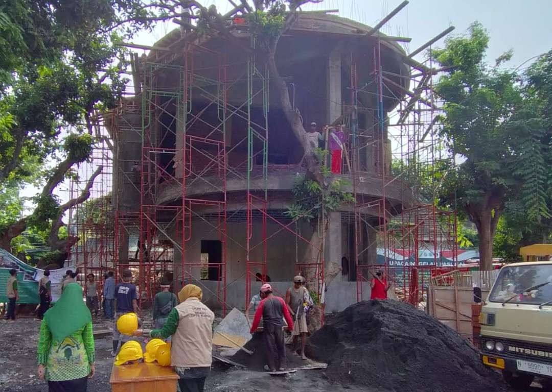 Pembangunan Gedug Pusat Layanan Darurat Terpadu Meteor, Kota Probolinggo belum juga selesai. (Foto: Ikhsan Mahmudi/Ngopibareng.id)