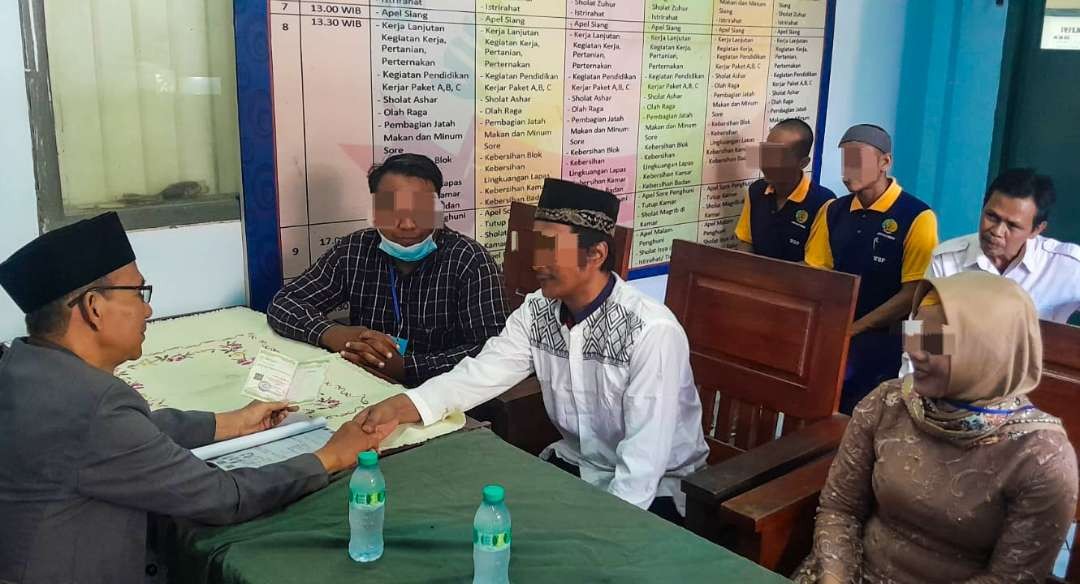 Prosesi akad nikah salah satu narapidana di Lapas Porong, Sidoarjo, Jawa Timur. (Foto: Aini Arifin/Ngopibareng.id)