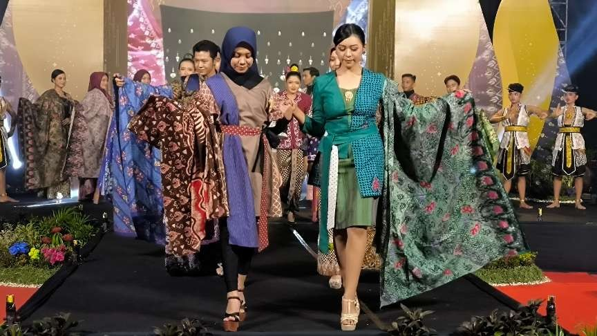 Pemerintah Kabupaten Kediri melalui Dinas Pariwisata dan Kebudayaan Kabupaten Kediri menggelar pentas Pesona Wastra pada Rabu, 27 Desember 2023 malam. (Foto: Fendi Lesmana/Ngopibareng.id)