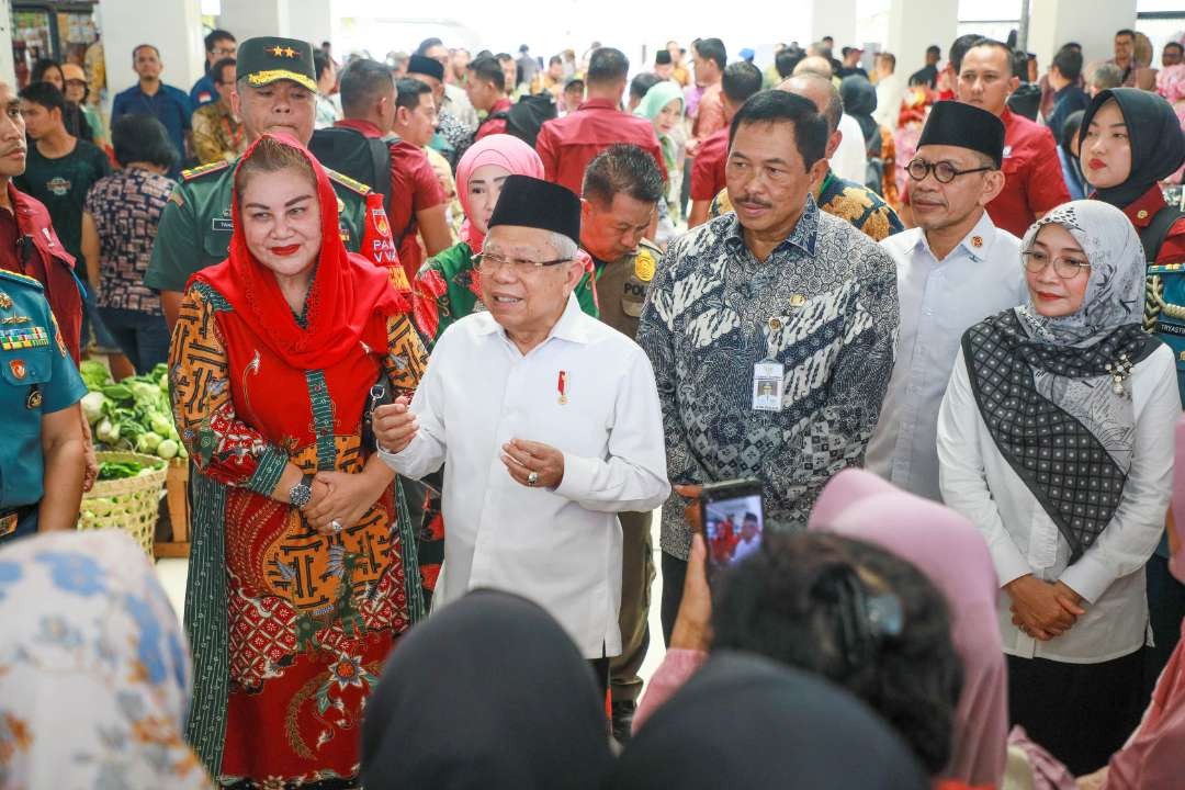 Pj Gubernur Jawa Tengah, Nana Sudjana mendampingi Wakil Presiden RI, Ma'ruf Amin memantau harga bahan pokok di Pasar Johar Selatan, Kota Semarang. (Foto: Pemprov Jateng)