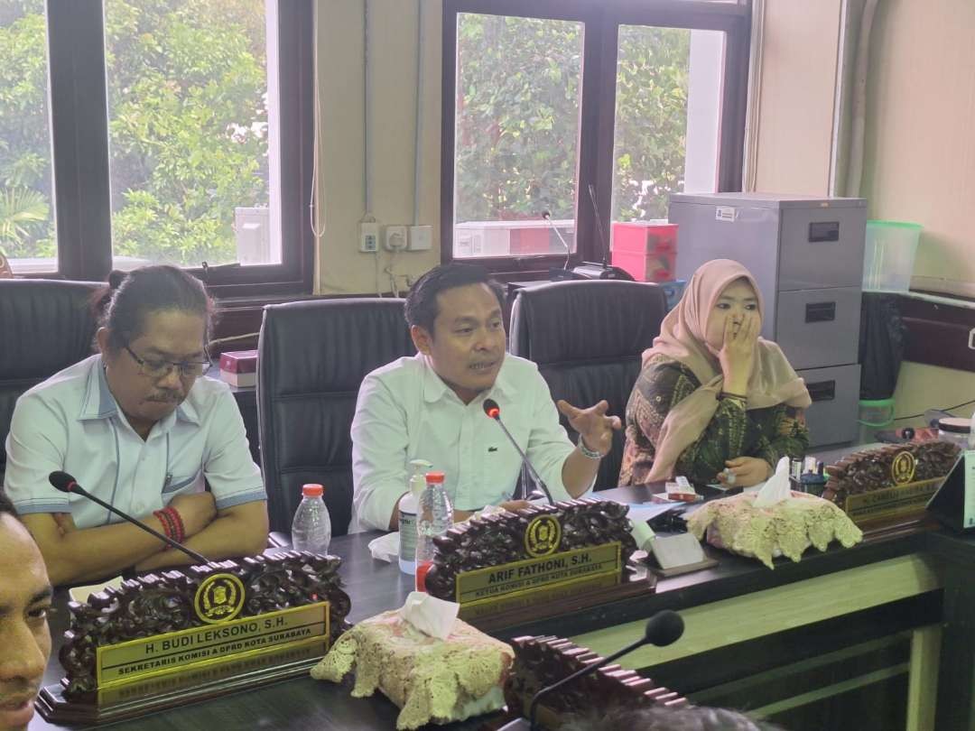 Ketua Komisi A DPRD Surabaya dan Ketua Pansus Perda Reklame, Arif Fathoni (tengah). (Foto: Julianus Palermo/Ngopibareng.id)