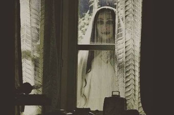 Salah satu adegan ibu menghantui keluarganya di film horor Pengabdi Setan, tayang di Trans 7, Kamis 28 Desember 2023. (Foto: Rapi Films)