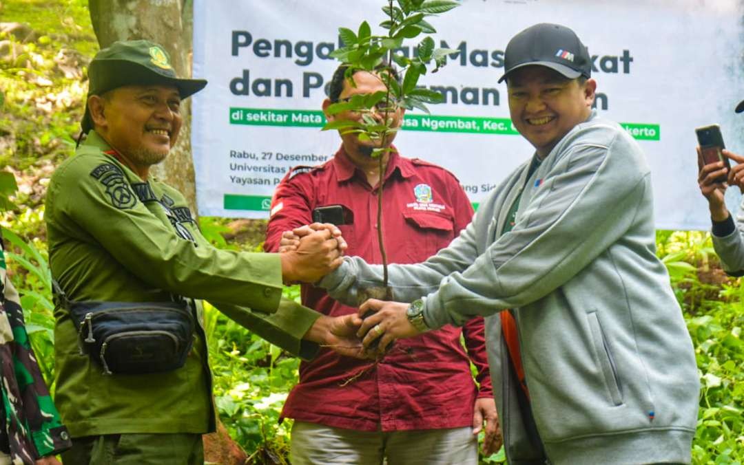 Simbolis penanaman pohon Umaha Sidoarjo di Mojokerto guna Tingkatkan Konservasi Mata Air. (Foto: Aini/Ngopibareng.id)