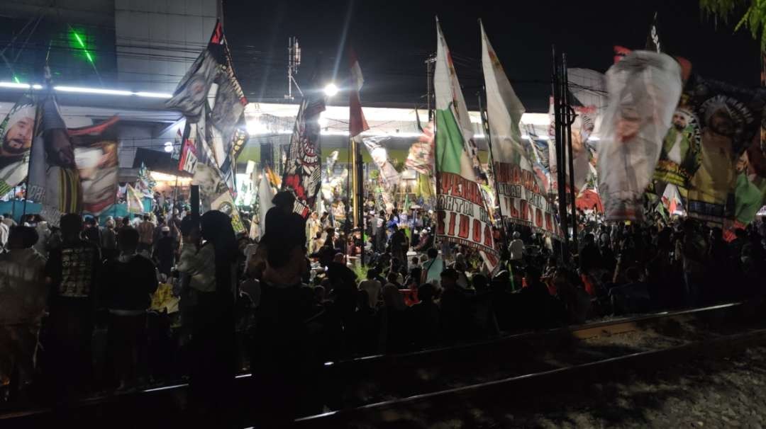 Suasana peserta sholawat di depan Jatim Expo, Surabaya, Kamis 28 Desember 2023. (Foto: Fariz Yarbo/Ngopibareng.id)