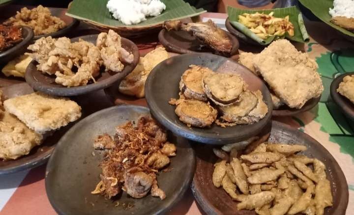 Wader, belut dan tahu goreng tetap disukai di saat banyak masakan ala Eropa yang bertebaran. (Foto: Asmanu Sudharso/Ngopubareng.id)