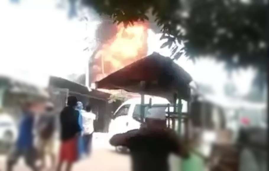 Sebuah ledakan dahsyat diduga dari pemotongan mortir. (Foto: Tangkapan layar video)