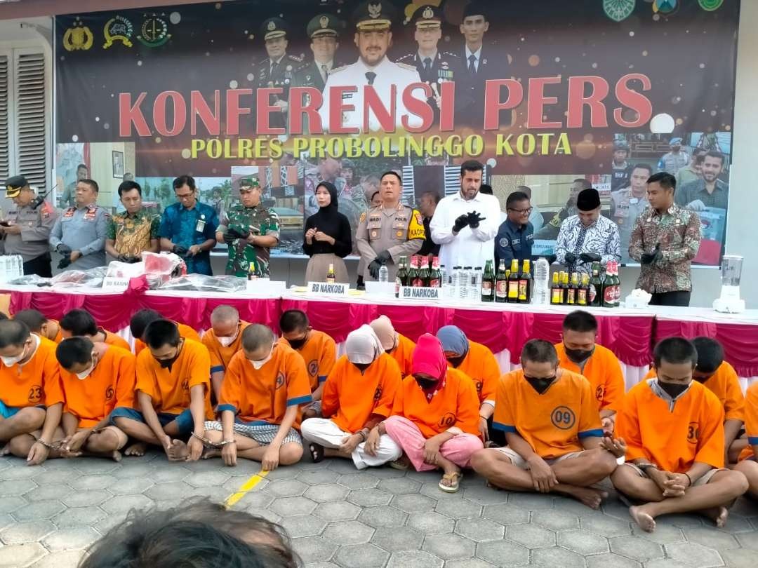 Polres Probolinggo Kota menggelar rilis akhir tahun di halaman mapolres setempat, Jumat 29 Desember 2023 sore. (Foto: Ikhsan Mahmudi/Ngopibareng.id)