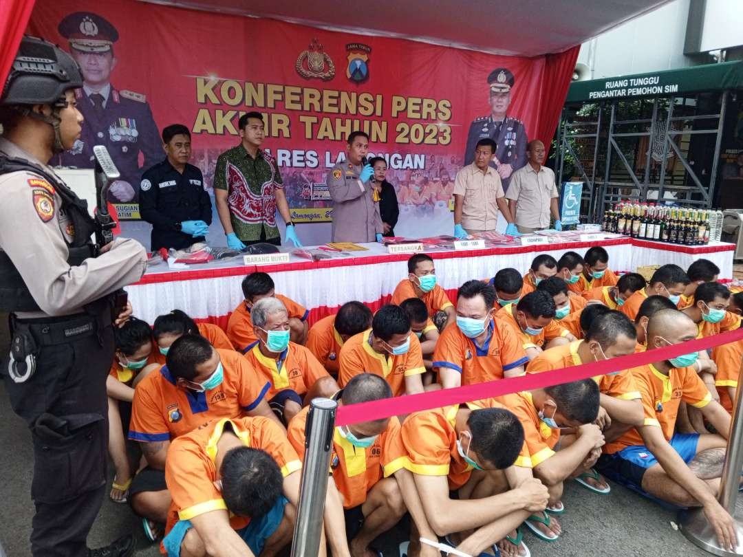 Sejumlah tersangka kejahatan tindak pidana yang masih menjalani proses hukum di Polres Lamongan, Jawa Timur. (Foto: Imron Rosidi/Ngopibareng.id)