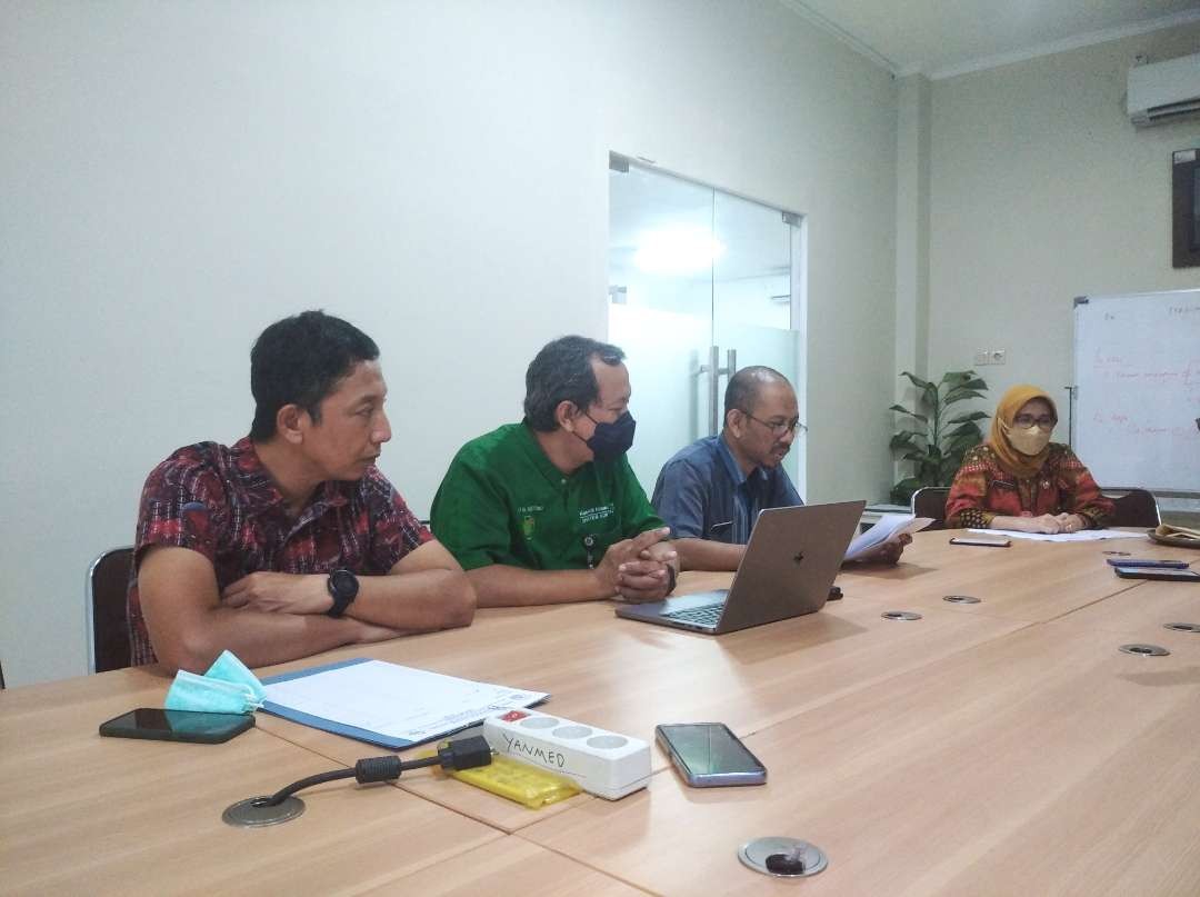 Suasana konferensi pers terkait hasil visum dan pemeriksaan anggota band yang meninggal karena minuman keras, di Ruangan YanMed RSUD Dr. Soetomo, Jumat 29 Desember 2023. (Foto: Julianus Palermo/Ngopibareng.id)