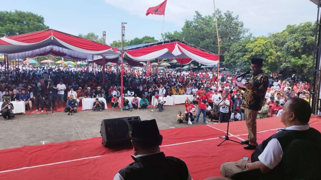 Mahfud MD menyampaikan gagasannya kepada ribuan petani dan nelayan di Banyuwangi (Foto:Muh Hujaini/Ngopibareng.id)