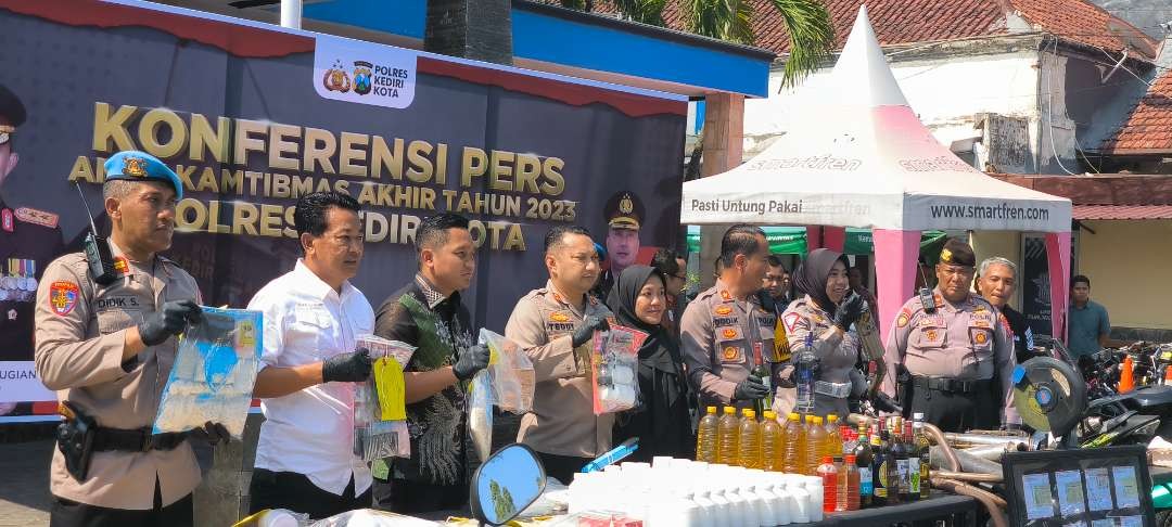 Hasil Barang bukti ungkap kasus Polres Kediri Kota selama tahun 2023 (Fendi Lesmana/ngopibareng.id)