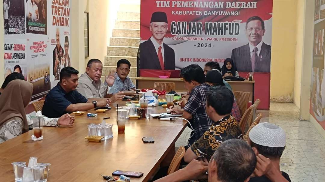 Deputi Kinetik Teritorial TPN Ganjar Pranowo-Mahfud MD, Luki Hermawan datangi posko TPD Banyuwangi pada 28 Desember 2023. (Foto: Tim Media Ganjar)