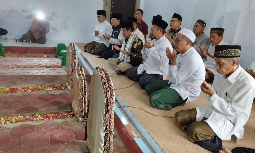 Cawapres nomor urut 3 ziarah ke Makam KH. Zarkasyi Djunaidi di Ponpes Bustanul Makmur des Genteng Wetan, Kecamatan Genteng, Banyuwangi. (Foto:Muh Hujaini/Ngopibareng.id)