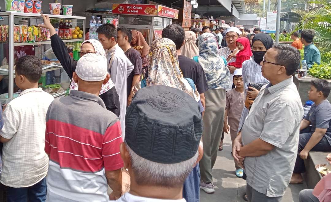 Stan kuliner di halaman Masjid Istiqlal Jakarta, dipenuhi pengunjung untuk makan siang. (Foto: Asmanu Sudharso/Ngopibareng.id)