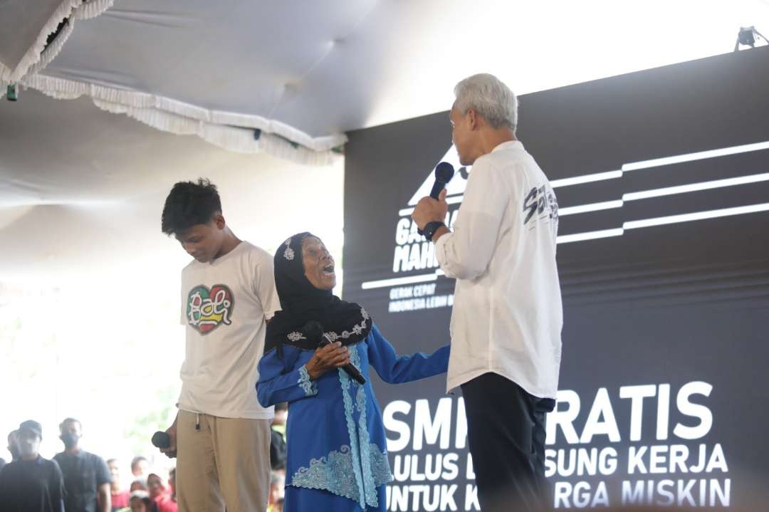 Capres Ganjar Pranowo ngobrol bareng Mbah Sadiyem soal program SMK gratis. (Foto: Istimewa)