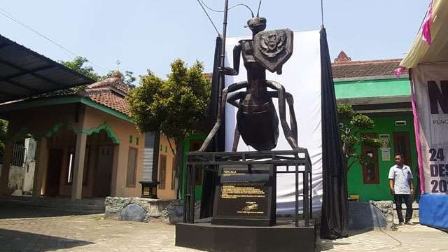 Monumen Niscala karya Achmad Yusril Ismal Maulana Mahendra di Desa Semut, Kecamatan Purwodadi, Kabupaten Pasuruan, Jawa Timur.  (Foto: Ngopibareng.Id/Kharisma)