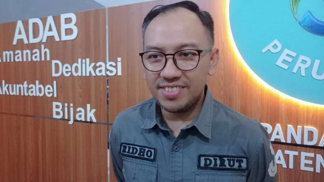 Direktur Utama Perumdam Tirta Pandalungan Jember, Miftahur Ridho, menjelaskan soal panggung hiburan akhir tahun. (Foto: Rusdi/Ngopibareng.id)