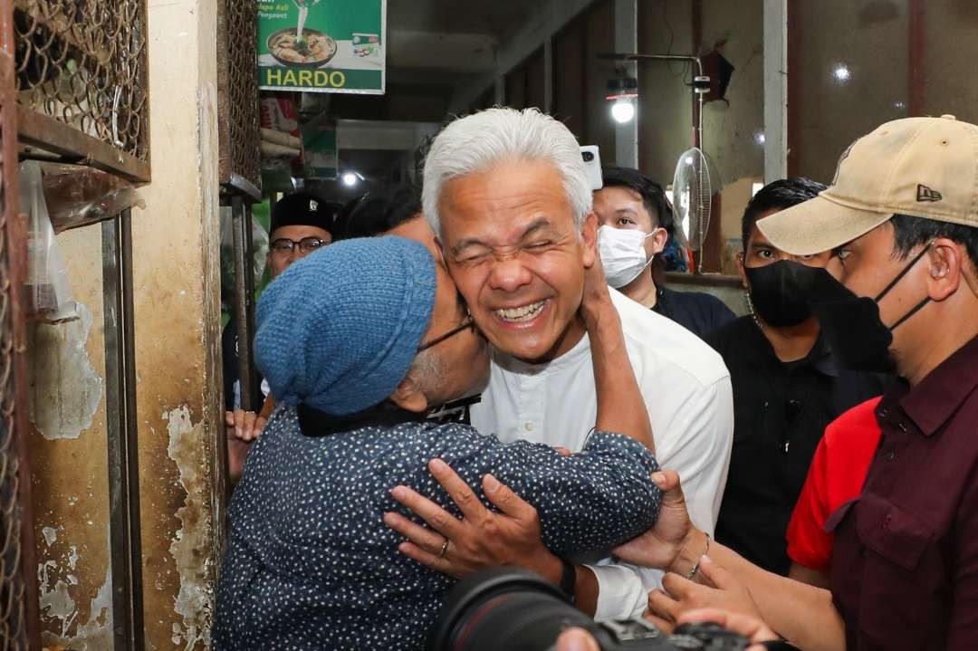 Emak-emak di pasar gemes cium pipi capres nomor urut 3, Ganjar Pranowo saat kunjungan ke Pasar Kota Wonogiri, Jumat 29 Desember 2023. (Foto: Istimewa)