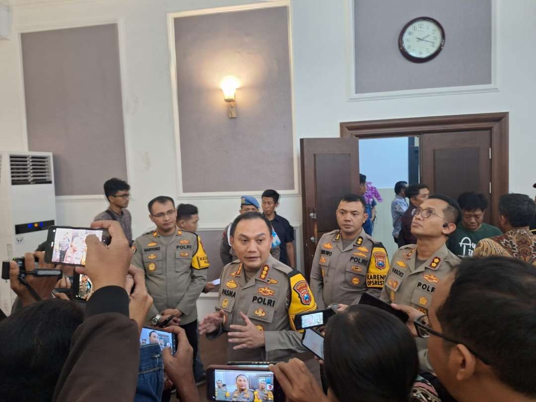 Kapolrestabes Surabaya, Kombes Polisi Pasma Royce saat memberikan keterangan kepada pers soal pengamanan Tahun Baru, Jumat 29 Desember 2023. (Foto: Julianus Palermo/Ngopibareng.id)