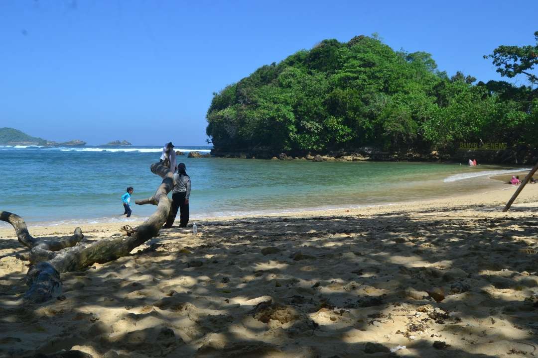 Kabupaten Malang memiliki sekitar 30 pantai tujuan wisata yang jadi sasaran wisatawan di akhir tahun. Tujuan populer di liburan akhir tahun. (Foto: Dyah Ayu Pitaloka/Ngopibareng.id)