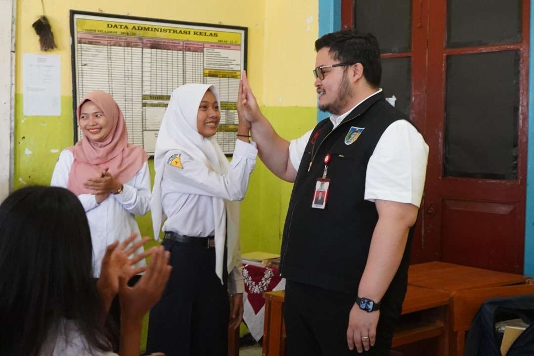 Bupati Kediri Hanindhito Himawan Pramana, hadirkan sekolah gratis hingga tingkatkan kesejahteraan guru non ASN (Foto: Istimewa)