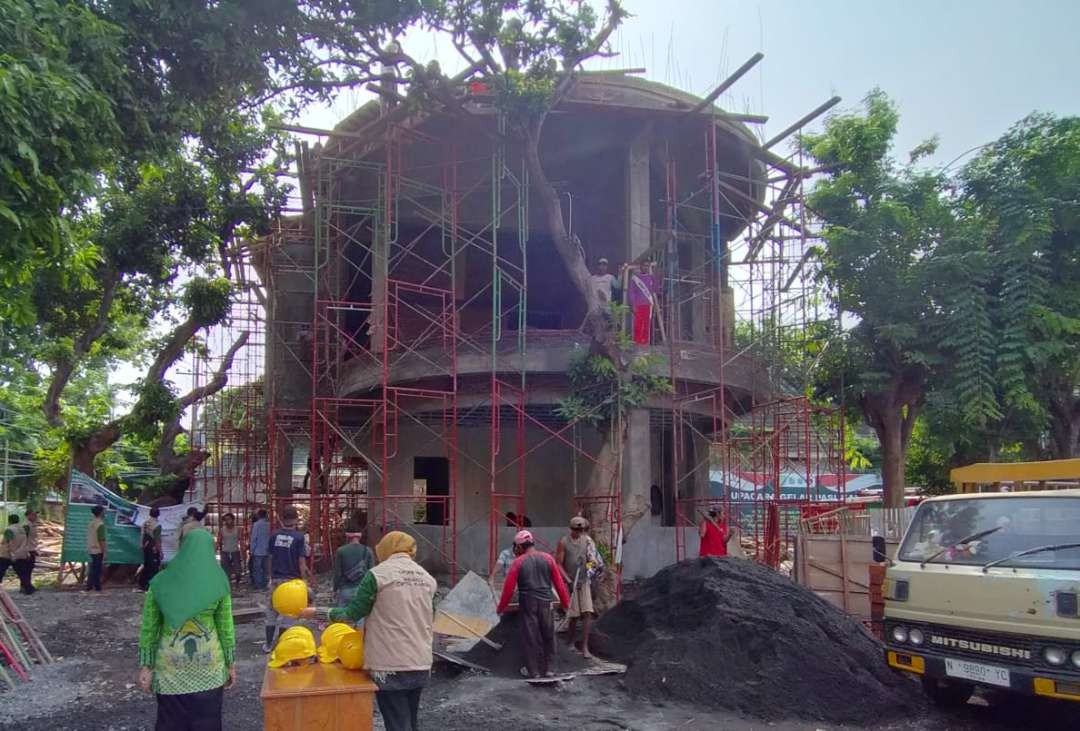 Pembangunan Gedung Meteor belum juga rampung tetapi call center 112 yang ditanganinya sudah dibanjiri pengaduan masyarakat. (Foto: Ikhsan Mahmudi/Ngopibareng.id).