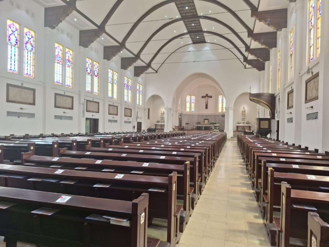 Tampak dalam Gereja Katedral Hati Kudus Yesus Surabaya. (Foto: Julianus Palermo/Ngopibareng.id)