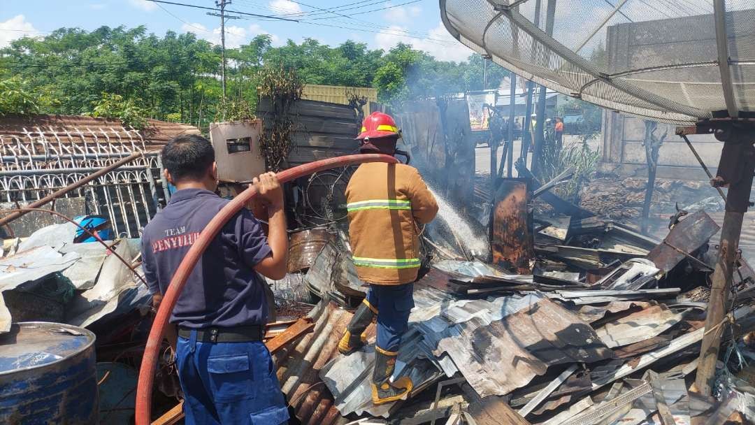 Petugas Damkar Kabupaten Probolinggo memadamkan kebakaran gudang barang bekas di Desa Curahsawo, Kecamatan Gending, Kabupaten Probolinggo. (Foto: Ikhsan Mahmudi/Ngopibareng.id)