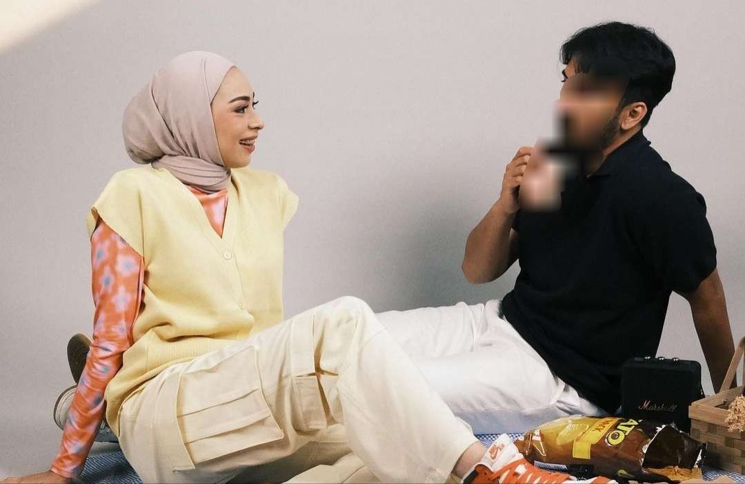 Kemesraan seleb TikTok, Ira Nandha dengan suami, ES sebelum membongkar perselingkuhan sang pilot. (Foto: Instagram @iranndha)