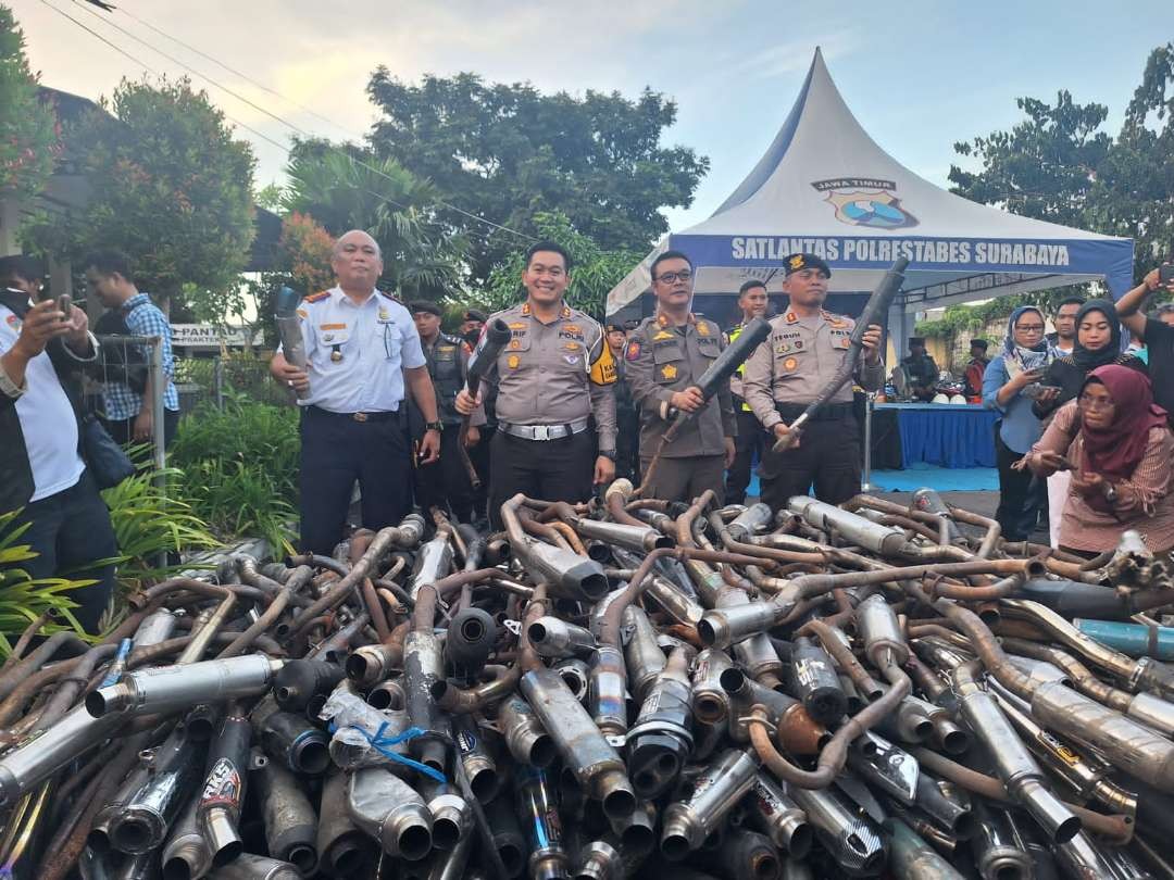 Ribuan knalpot brong yang telah dijaring oleh Satlantas Polrestabes Surabaya. (Foto: Julianus Palermo/Ngopibareng.id)