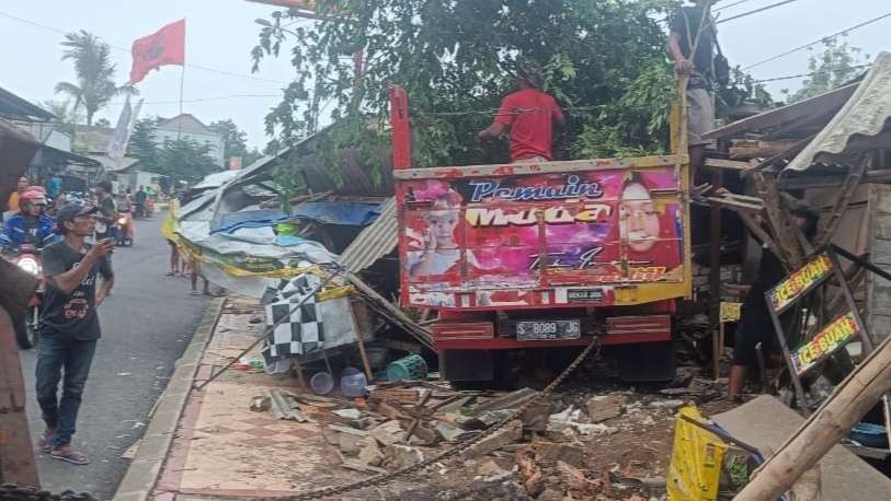 Kondisi warung di Grabagan, Tuban usai ditabrak truk diesel (Foto: Dok. Satlantas Polres Tuban)