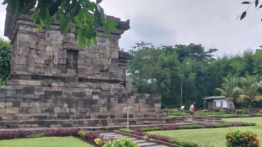 Candi Badut di Malang dan arca Durga Mahisasuramardhini di dinding luar. (Foto: Dyah Ayu Pitaloka/Ngopibareng.id)