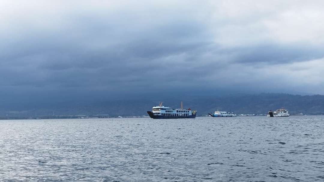 Aktivitas penyeberangan di lintas Ketapang-Giliimanuk (foto: Muh Hujaini/Ngopibareng.id)