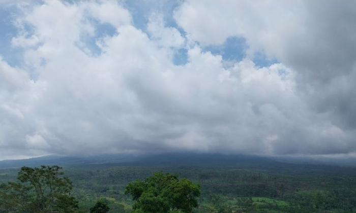 Gunung Semeru kembali mengalami erupsi, pada Minggu 31 Desember 2023. Melontarkan abu ke arah selatan dan barat daya, pada Minggu dini hari. (Foto: Magma ESDM)