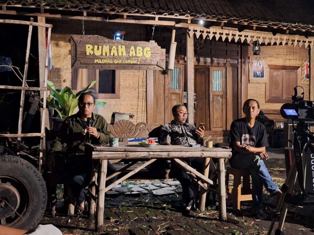 Dandik Katjasungkana (kiri), saat memaparkan materinya dalam Refleksi Akhir Tahun: Pelanggaran HAM(PA), yang digelar pada Sabtu 30 Desember 2023. (Foto: Julianus Palermo/Ngopibareng.id)